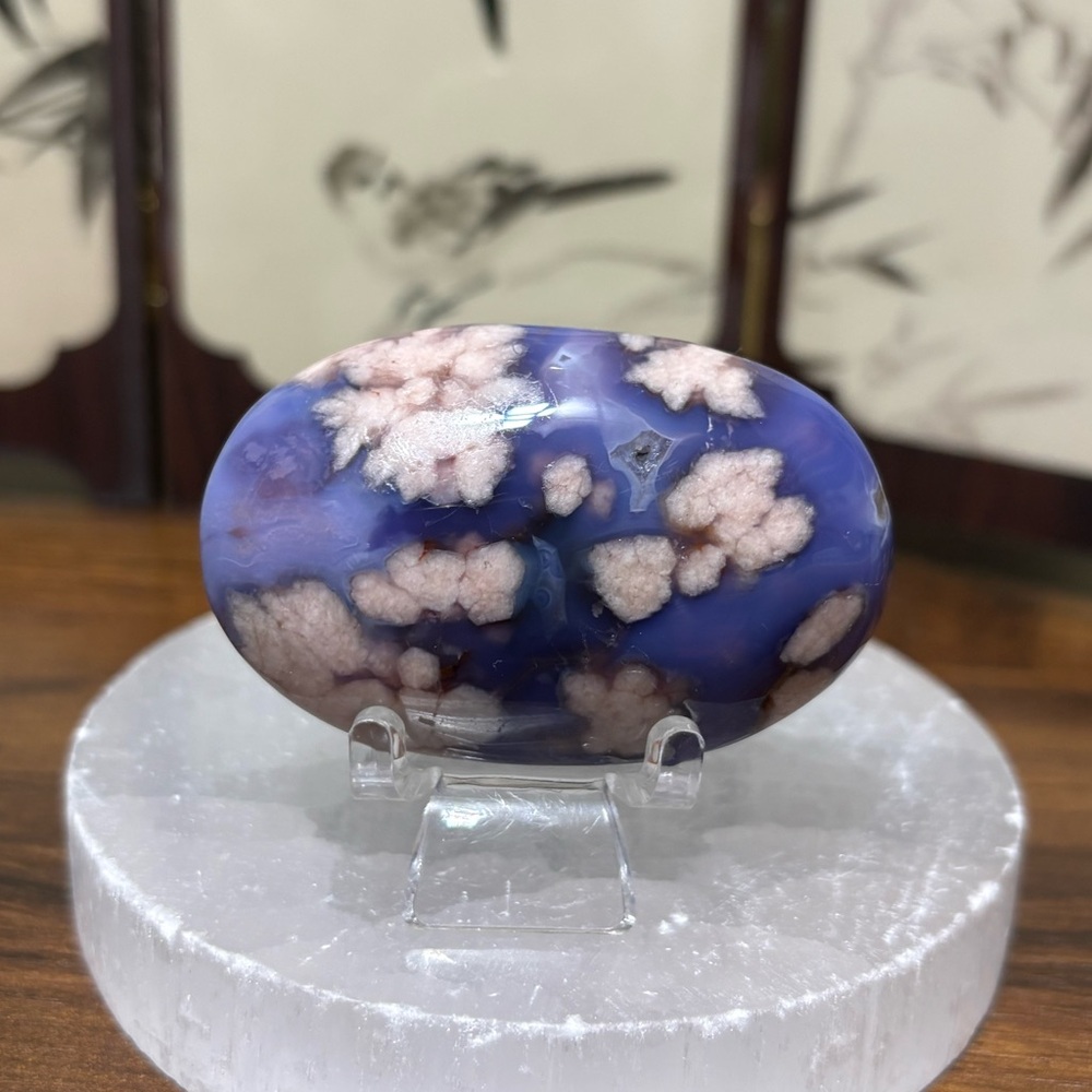Blue flower agate palm stone